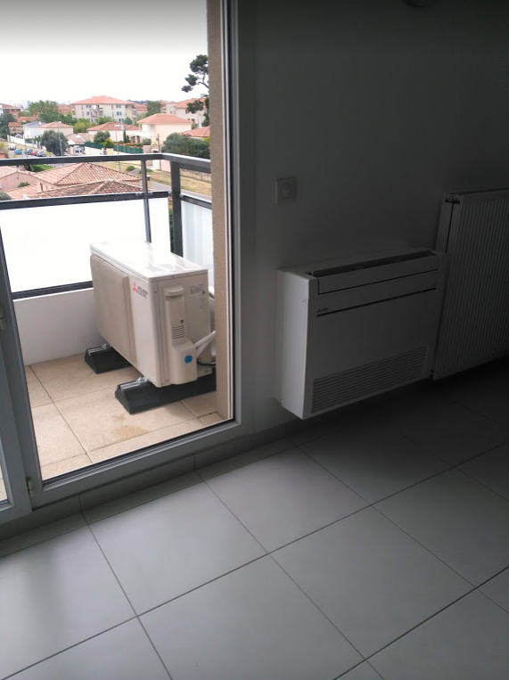 Installation climatisation réversible mono-split console avec Unité extérieure et unité intérieure 13013 Rue Nicolas Copernic par Génération Confort