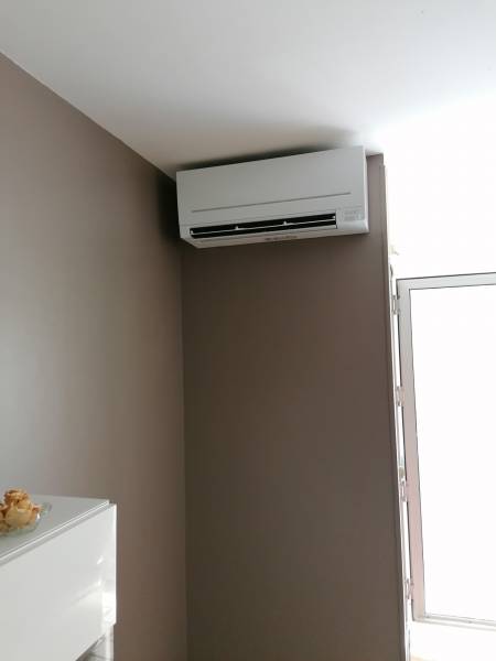 Climatisation réversible Mitsubishi Electric pour le salon dans un salon d'appartement du 13008 par Génération Confort