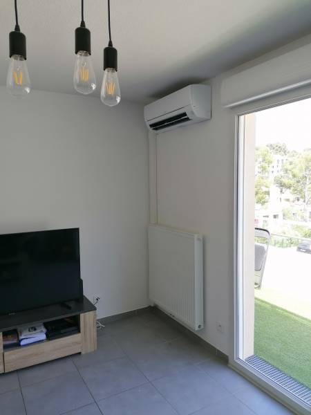 Climatisation réversible ambiance lounge dans un salon moderne par Génération confort et mitsubishi electric 13950 ALLAUCH