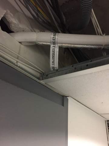Etiquetage des tubes en plafond dans les communs par Génération Confort