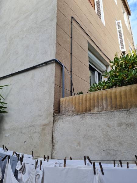 Installation de climatisation réversible Mitsubishi Electric modèle taille 20 de la gamme confort pour le salon