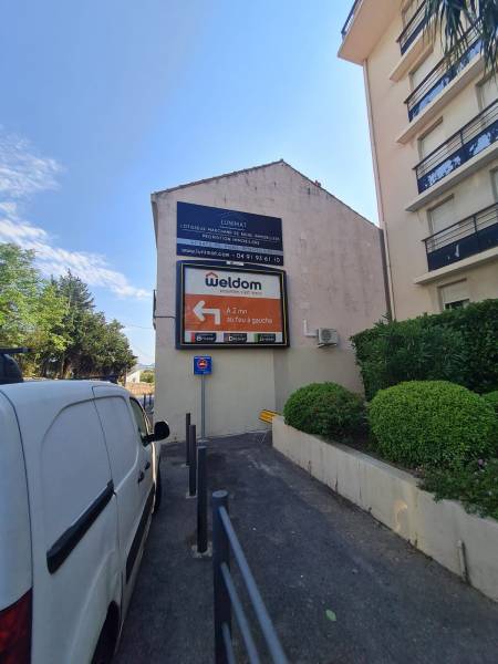 Vue d'extérieur avec unité extérieure climatisation reversible generation confort 13010 MITSUBISHI ELECTRIC