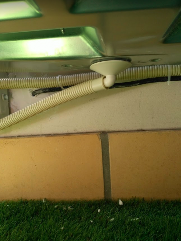 Evacuation d'eau par un tuyau à condensas