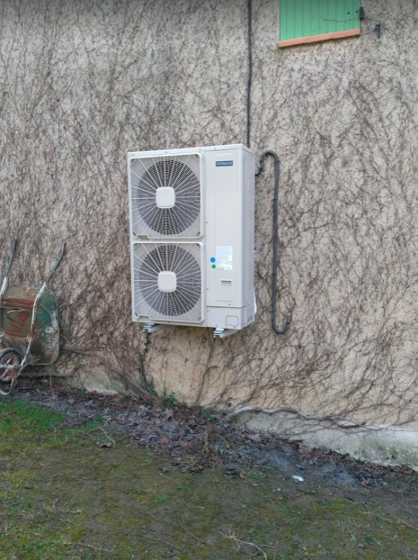 groupe extérieur d'une pompe à chaleur Air/Eau Chauffage seul HITACHI  Marseille 13012 Traverse du Maroc par Génération Confort