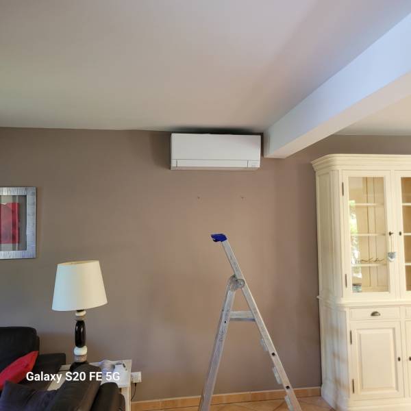 Unité intérieure MSZ-AY50 MITSUBISHI ELECTRIC installée dans le séjour au rdc