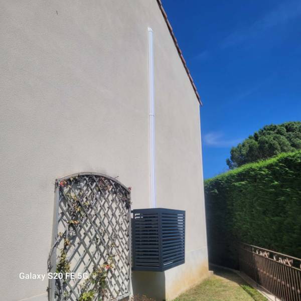 Groupe extérieur MXZ-5F102 MITSUBISHI ELECTRIC avec cache climatisation de couleur grise anthracite et en aluminium de marque DECOCLIM