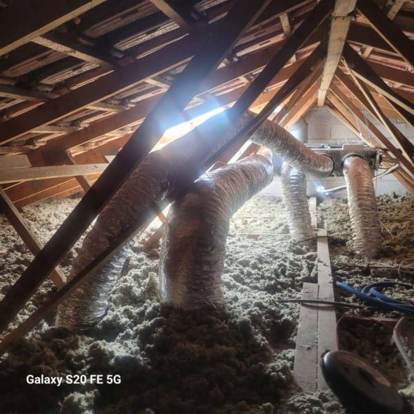 Raccordements des gaines de soufflage dans les combles à l'étage