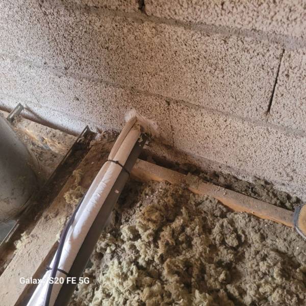 Liaisons frigorifiques de l'appareil gainable dans le faux plafond