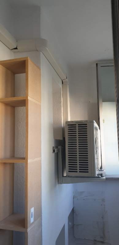 Groupe extérieur gamme Compact MITSUBISHI ELECTRIC MXZ-2F42VF à l'intérieur de l'appartement à coté de la fenêtre