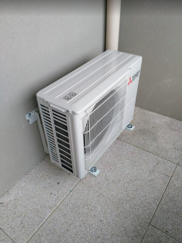 Groupe extérieur sur support mural