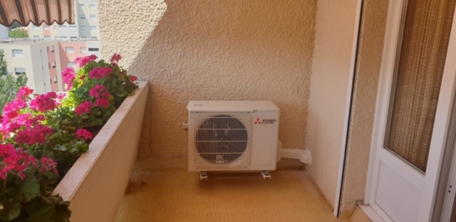 Unité extérieure sur des pieds mural