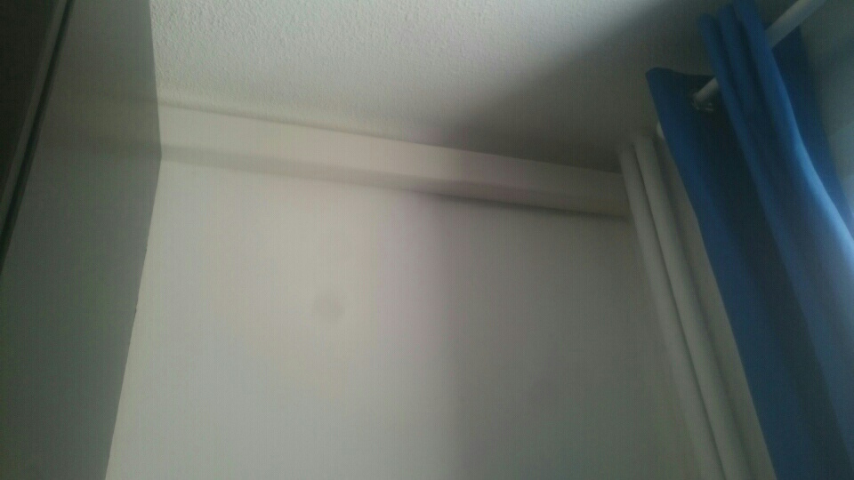 Goulotte sur le haut du mur de la chambre