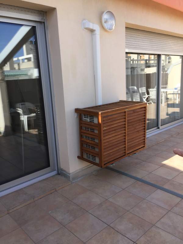 Groupe extérieur avec protection bois