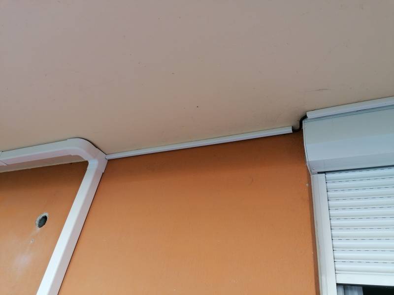 Goulotte extérieur longeant le mur en partie haute  à la Montolivet à Marseille Mitsubishi Electric par Génération Confort