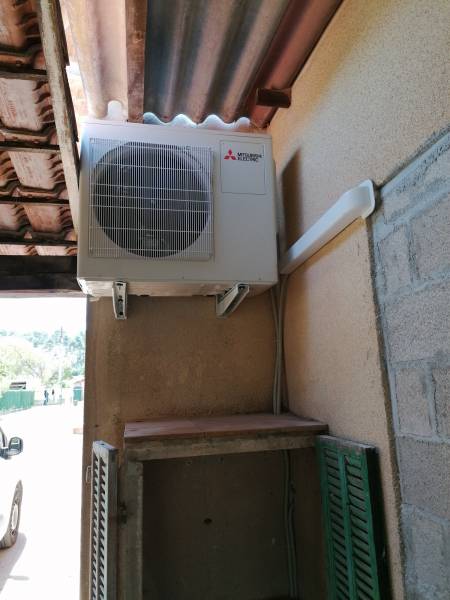 Groupe extérieur avec supports muraux