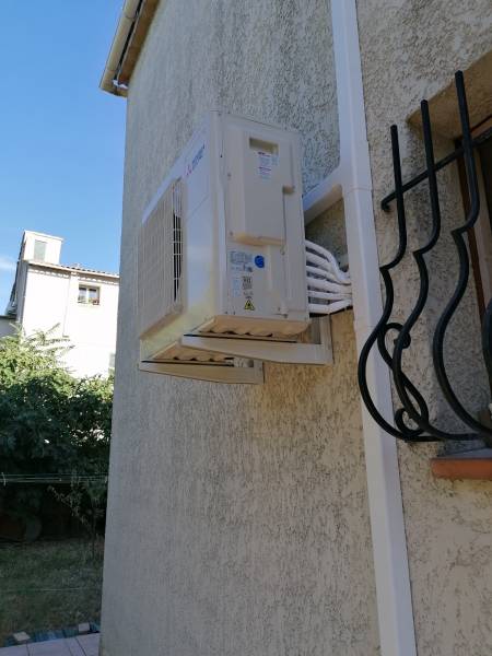 Groupe extérieur et discrète goulotte