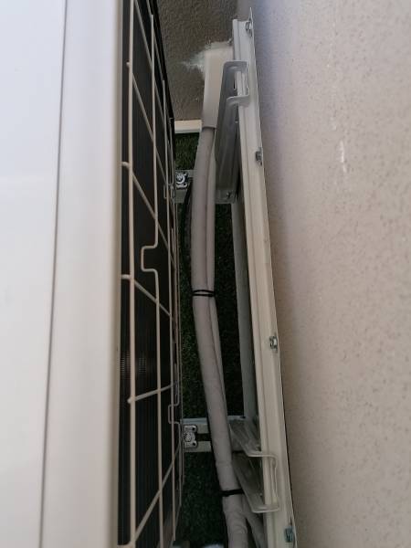 Liaisons frigorifiques au dos du groupe extérieur  aux Chartreux à Marseille Mitsubishi Electric par Génération Confort