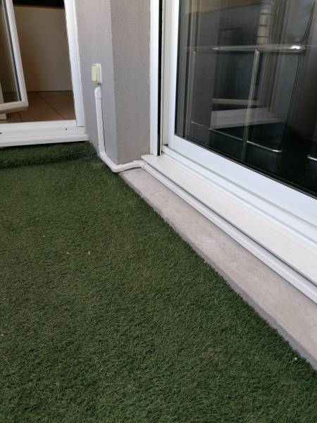 Goulotte fine et discrète qui longe le bas de la terrasse aux Chartreux à Marseille Mitsubishi Electric par Génération Confort