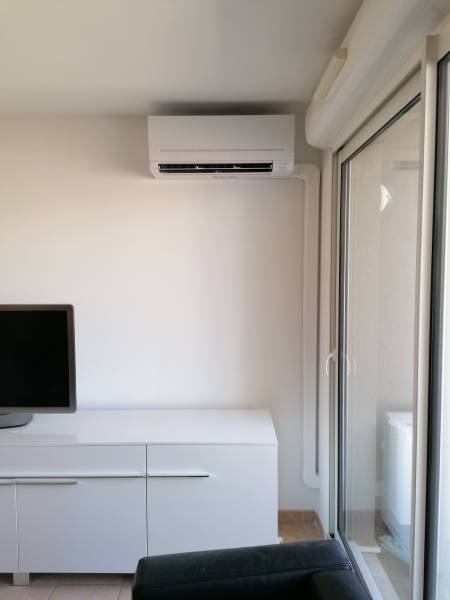 Unité intérieure salon de référence MSZ-AP25 aux Chartreux à Marseille Mitsubishi Electric par Génération Confort