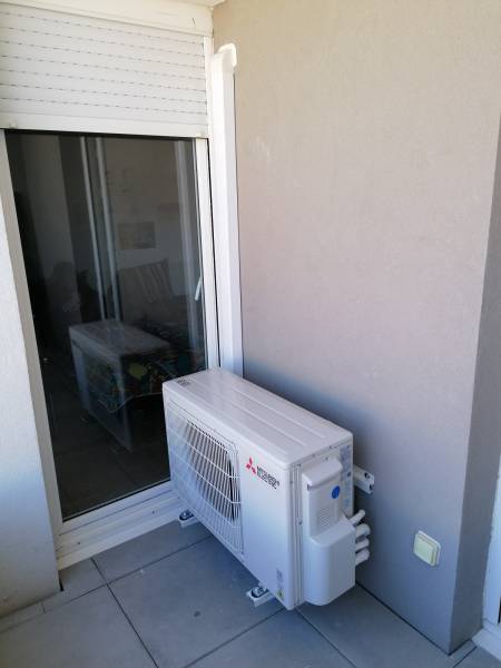 Groupe extérieur sur terrasse à l'étage de référence MXZ-2F33 aux Chartreux à Marseille Mitsubishi Electric par Génération Confort