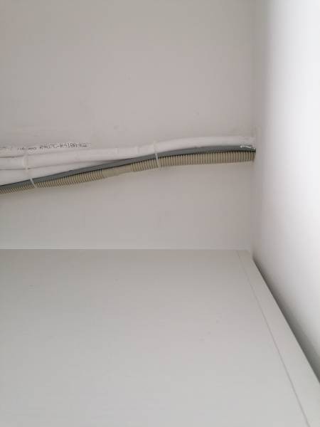 Liaisons frigorifiques dans placard pour gagner en esthétique  aux Chartreux à Marseille Mitsubishi Electric par Génération Confort