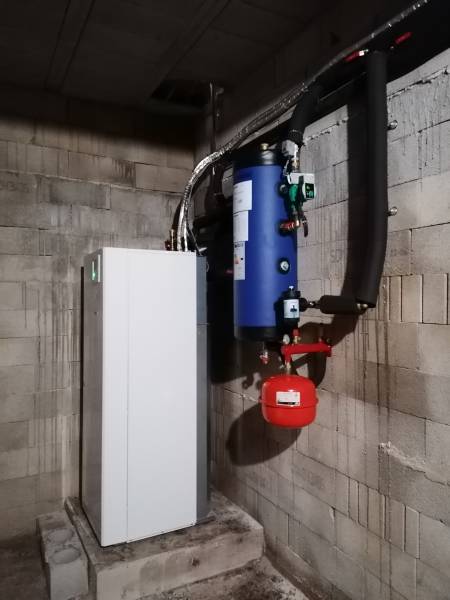 Unité intérieure + ballon de mélange + vase d'expansion  de marque HITACHI de la gamme YUTAKI à ALLAUCH par Génération Confort