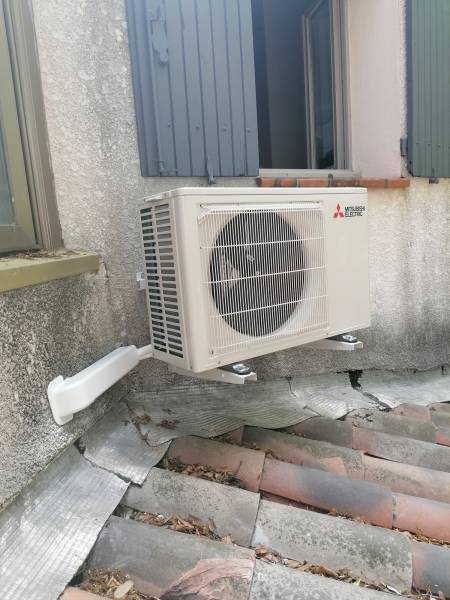 Unite extérieure située sur le toit plat derrière la maison par Génération Confort dans le 13012