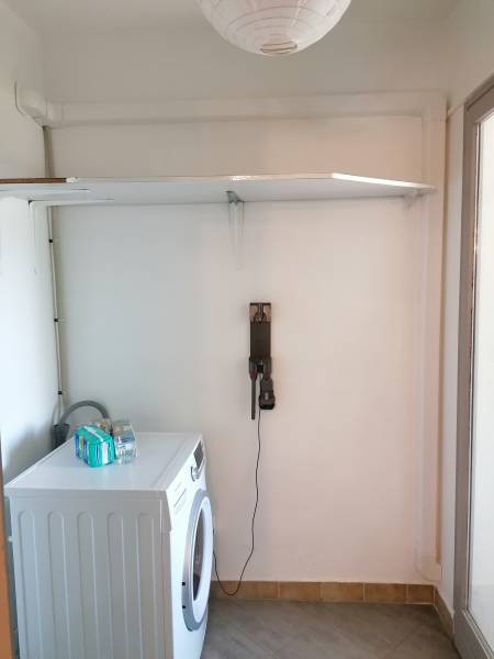 Passage du salon à l'extérieur, de l'unité intérieure à celle extérieure, par la buanderie réalisé par Génération Confort