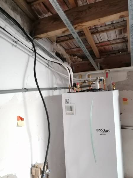 Mitsubishi Electric avec fils frigorifique qui partent sur les radiateurs par Génération Confort 13950 allauch