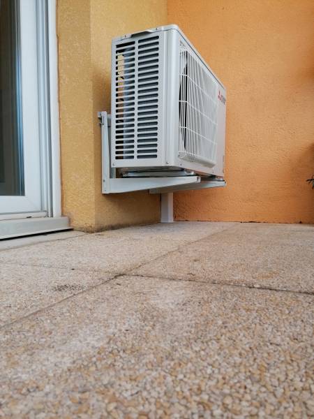 Unité extérieure installée sur balcon d'un appartement pour alimenter les groupes intérieurs par Génération Confort