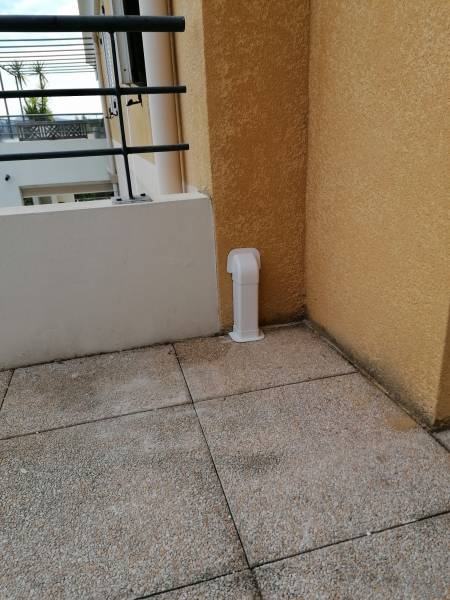 Finitions goulottes balcon, passage des tubes sous les dalles