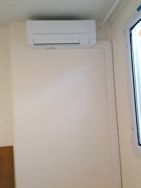 Vue de face appareil installé par Génération confort MSZ-AP15VGK pour la chambre de cet appartement