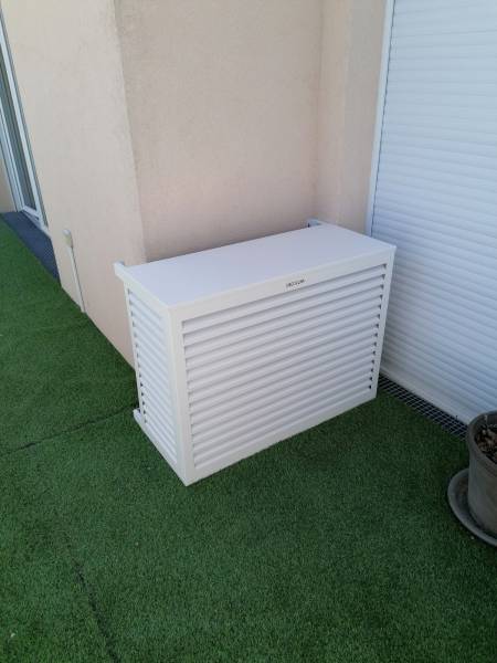 Aménagement extérieur du balcon avec la climatisation pour une discrétion parfaite et un esthétisme optimum ALLAUCH 13950