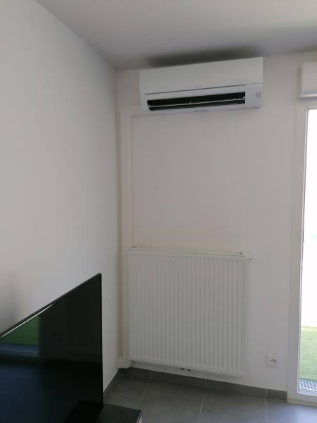 Installation murale avec goulotte intérieure pour minimiser les installations extérieures Mitsubishi electric par GENERATION CONFORT ALLAUCH 13950