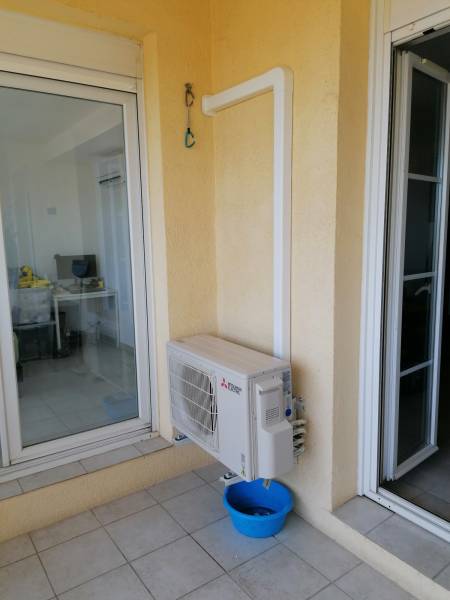 Balcon avec groupe extérieur installé par Génération confort dans un appartement à Marseille