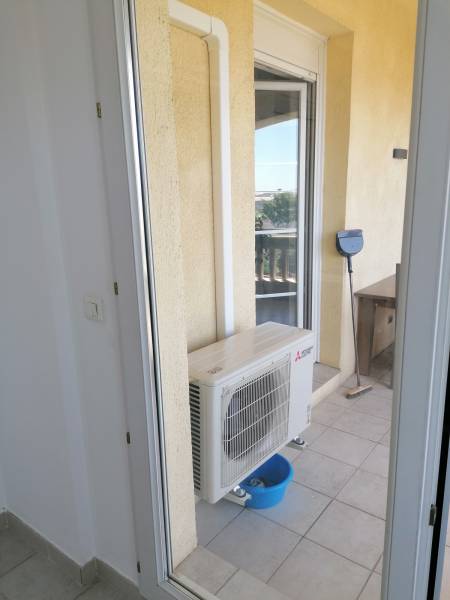 Unité extérieure Mitsubishi Electric sur le mur du balcon de l'appartement, à l'abri des regards extérieurs pour la copropriété à Marseille