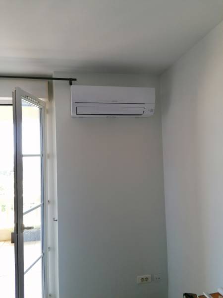 Climatisation réversible dans le salon, dos au balcon par Génération confort à Marseille