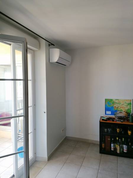 Placement de la climatisation réversible du salon dos au balcon de l'appartement par Génération Confort à Marseille dans le 13012