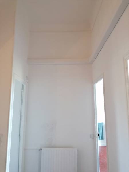 Passage des goulottes blanches pour les 4 chambres de la maison avenue de montolivet Marseille par Génération Confort