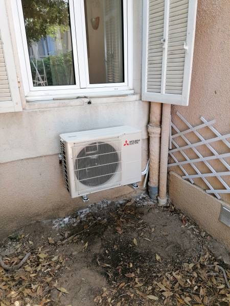 Moteur extérieur mitsubishi electric posé par Génération Confort dans une maison du 13012 à Marseille