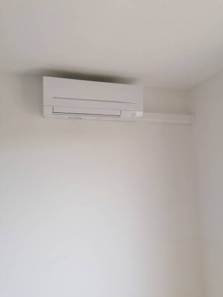 Zoom sur le design et la sortie de goulotte de la climatisation dans la chambre par generation confort