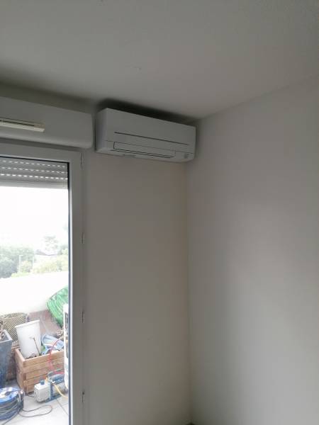 Climatisation réversible dans chambre 2 entre le mlur et la fenetre pour l'été gé,ération confort marseille 13012