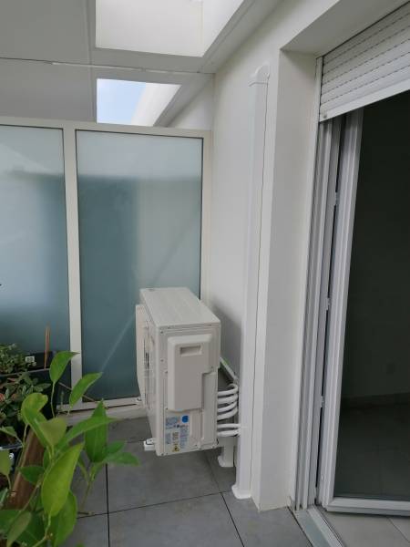 Moteur extérieur sur balcon pour alimenter les unités intérieures