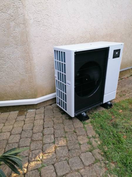 Vue de face pompe à chaleur air eau MITSUBISHI ELECTRIC Chauffage et eau chaude sanitaire