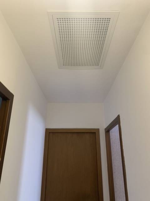 Grille d'entrée d'air gainable Air Zone dans une maison étage à Marseille 13008