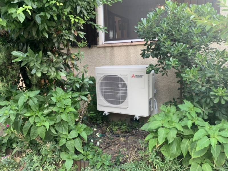 Position de l'appareil extérieur mitsubishi electric dans le jardin d'une maison dans le 13008 à Marseille par Génération confort