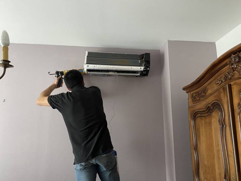 Mise en place de l'unité intérieure par notre Technicien 11arrondissemnt à Marseille par Génération Confort