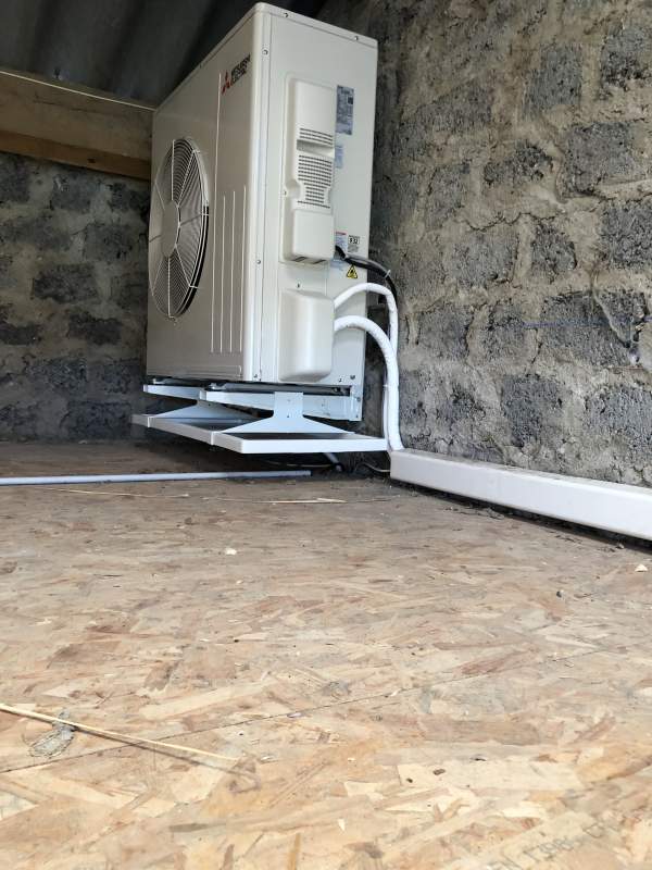 Groupe Extérieur Hyper Heating Mural Design De Luxe MITSUBISHI ELECTRIC de profil MUZ-LN50VGHZ  13009 Avenue de Mazargues Génération Confort