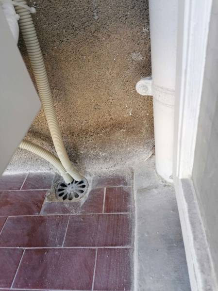 Evacuation condensas par la grille au sol de la terrasse