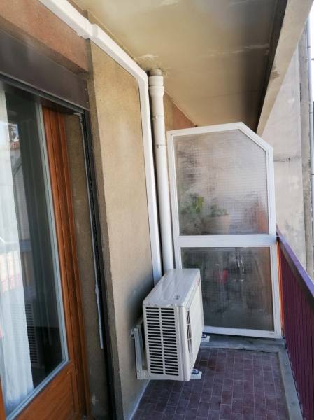 Groupe extérieur positionné en dessous de la rambarde pour respecter les règles de la copro